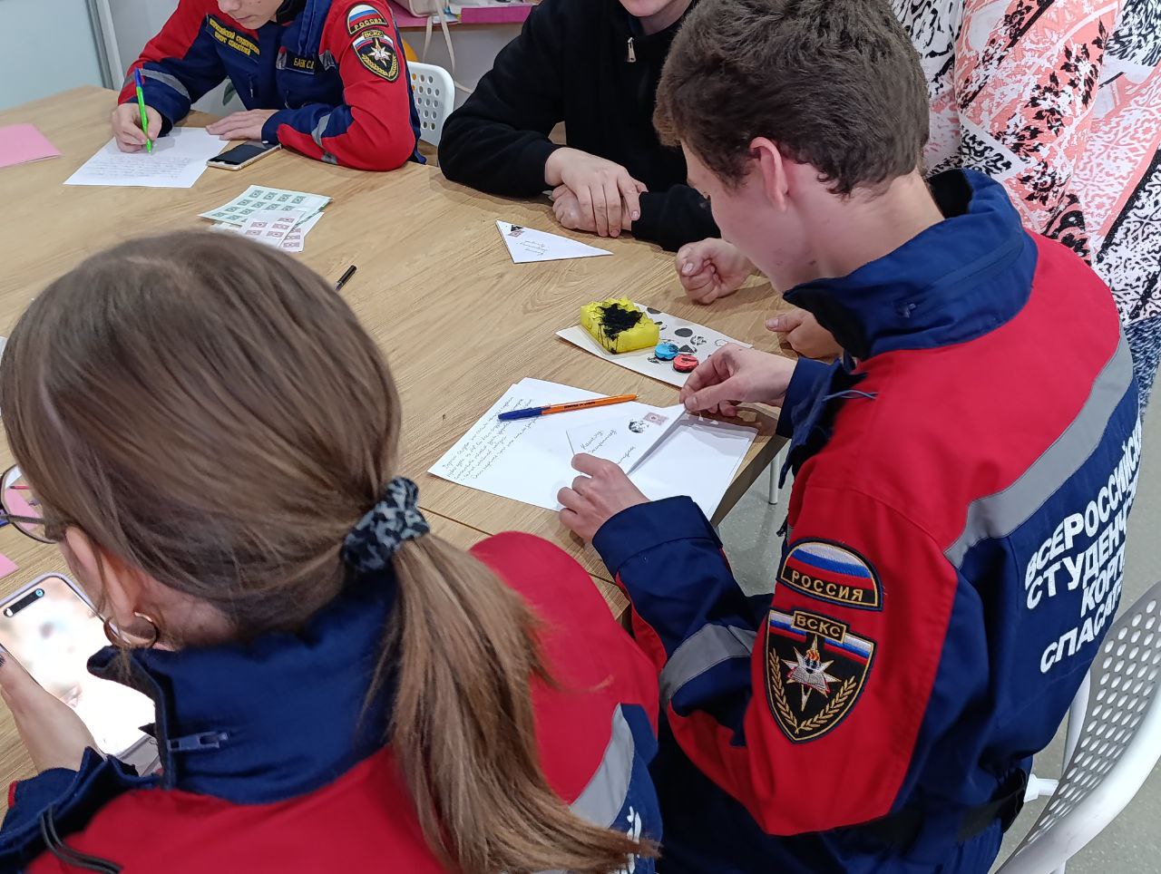 Добровольцы ССО «Молодогвардеец» ЛугРО ВСКС, студенты Краснодонского факультета инженерии и менеджмента (филиал) ЛГУ им. В. Даля приняли участие в патриотической акции «Ждём вас с Победой!» Добровольцы ССО «Молодогвардеец» ЛугРО ВСКС, студенты Краснодонского факультета инженерии и менеджмента (филиал) ЛГУ им. В. Даля приняли участие в патриотической акции «Ждём вас с Победой!»