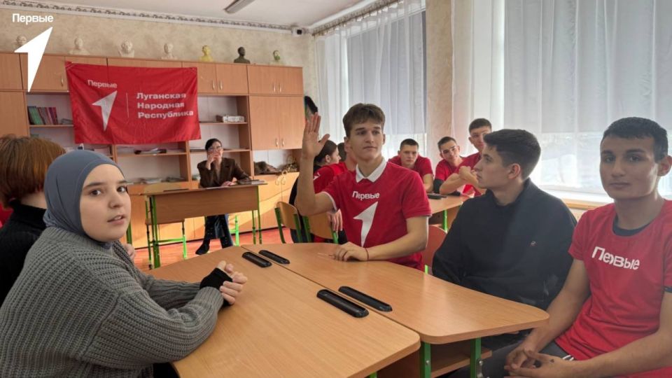 Первые в праве. В преддверии Всемирного дня ребёнка активисты Движения Первых Меловской средней школы приняли участие в интеллектуальной викторине «Мои права и обязанности» Первые в праве. В преддверии Всемирного дня ребёнка активисты Движения Первых Меловской средней школы приняли участие в интеллектуальной викторине «Мои права и обязанности»