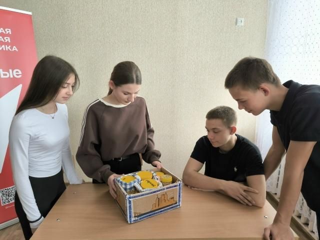 Пасечники передали Алтайский мед школьникам в ЛНР Пасечники передали Алтайский мед школьникам в ЛНР