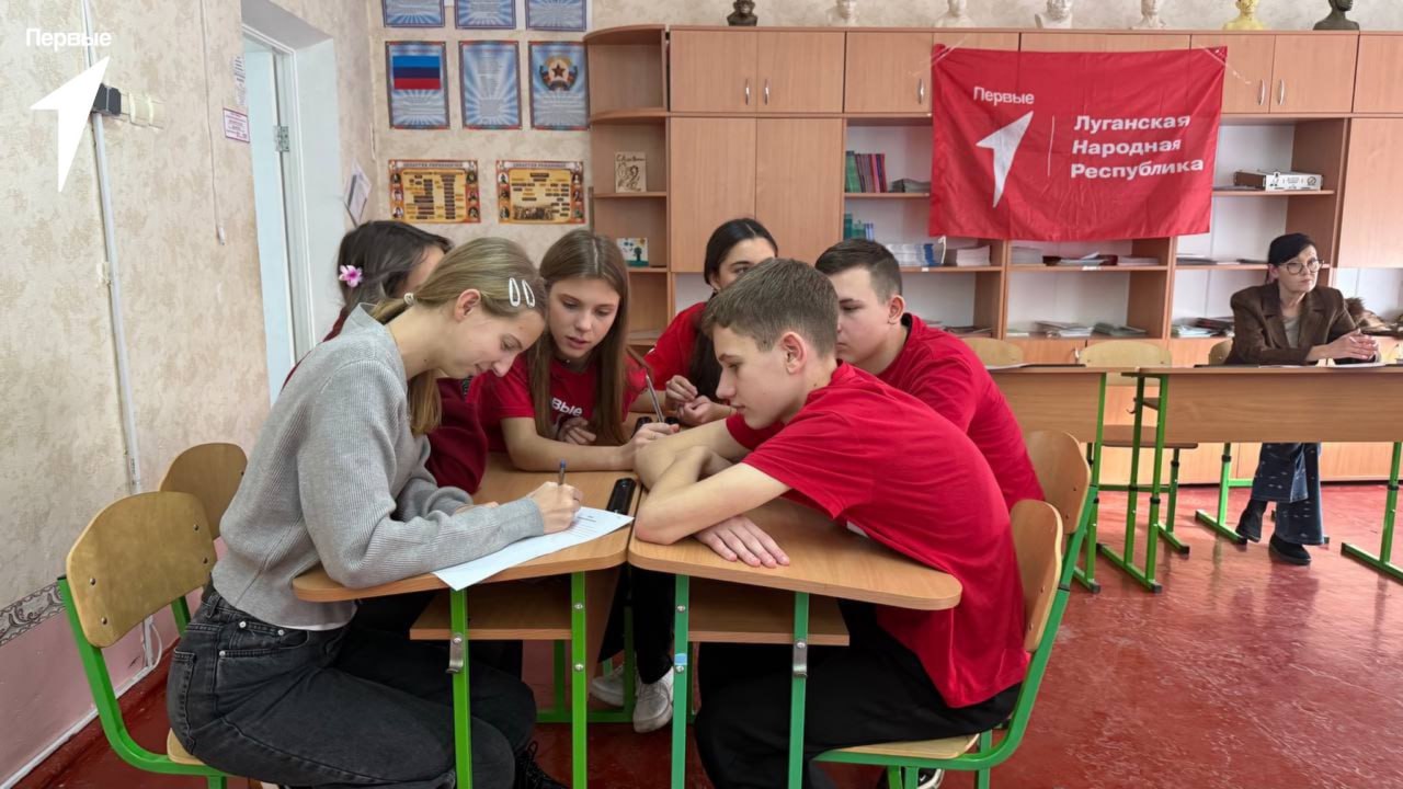 Первые в праве. В преддверии Всемирного дня ребёнка активисты Движения Первых Меловской средней школы приняли участие в интеллектуальной викторине «Мои права и обязанности» Первые в праве. В преддверии Всемирного дня ребёнка активисты Движения Первых Меловской средней школы приняли участие в интеллектуальной викторине «Мои права и обязанности»