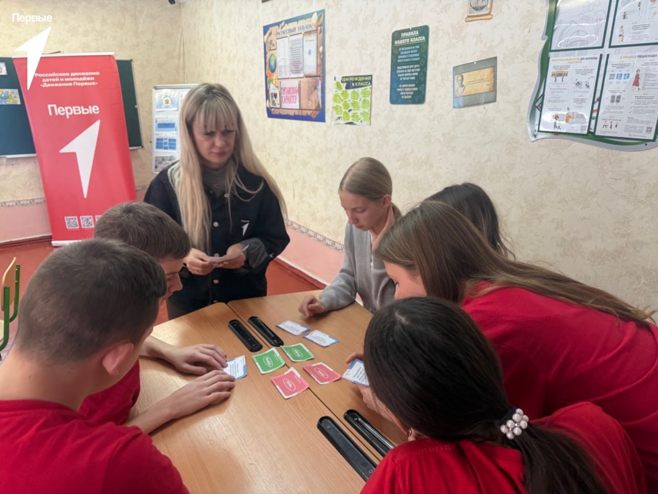 Первые в праве. В преддверии Всемирного дня ребёнка активисты Движения Первых Меловской средней школы приняли участие в интеллектуальной викторине «Мои права и обязанности» Первые в праве. В преддверии Всемирного дня ребёнка активисты Движения Первых Меловской средней школы приняли участие в интеллектуальной викторине «Мои права и обязанности»