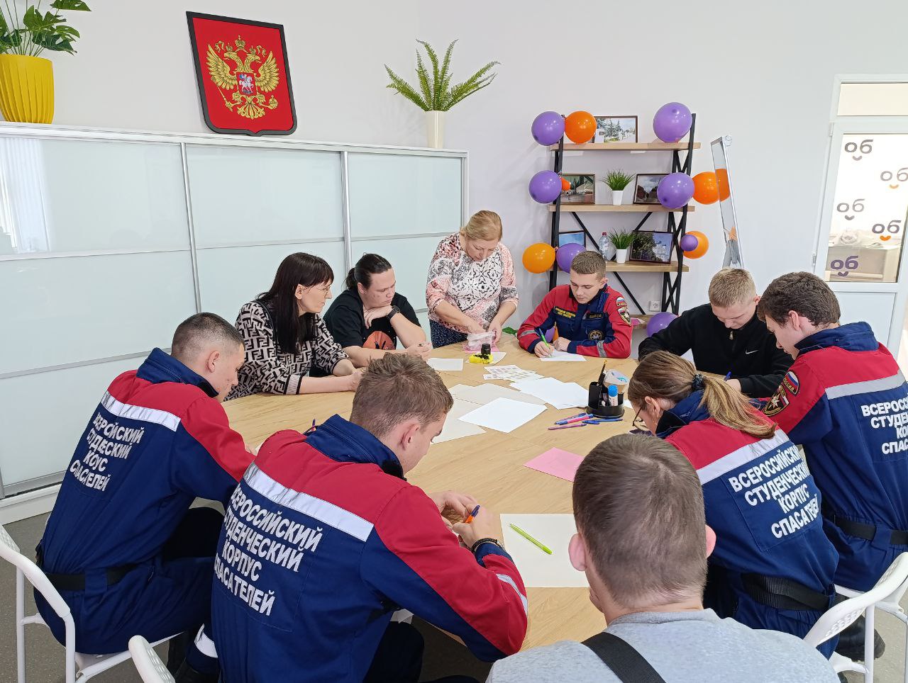 Добровольцы ССО «Молодогвардеец» ЛугРО ВСКС, студенты Краснодонского факультета инженерии и менеджмента (филиал) ЛГУ им. В. Даля приняли участие в патриотической акции «Ждём вас с Победой!»