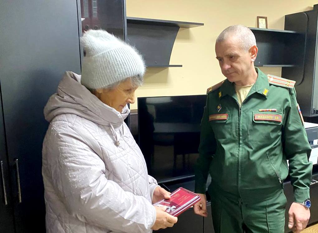 Марина Филиппова: Сегодня вместе с военным комиссаром Новоайдарского района Вячеславом Мадановым вручили высокую государственную награду – "Орден мужества" – матери нашего земляка, военнослужащего Сергея Скляренко Марина Филиппова: Сегодня вместе с военным комиссаром Новоайдарского района Вячеславом Мадановым вручили высокую государственную награду – "Орден мужества" – матери нашего земляка, военнослужащего Сергея Скляренко