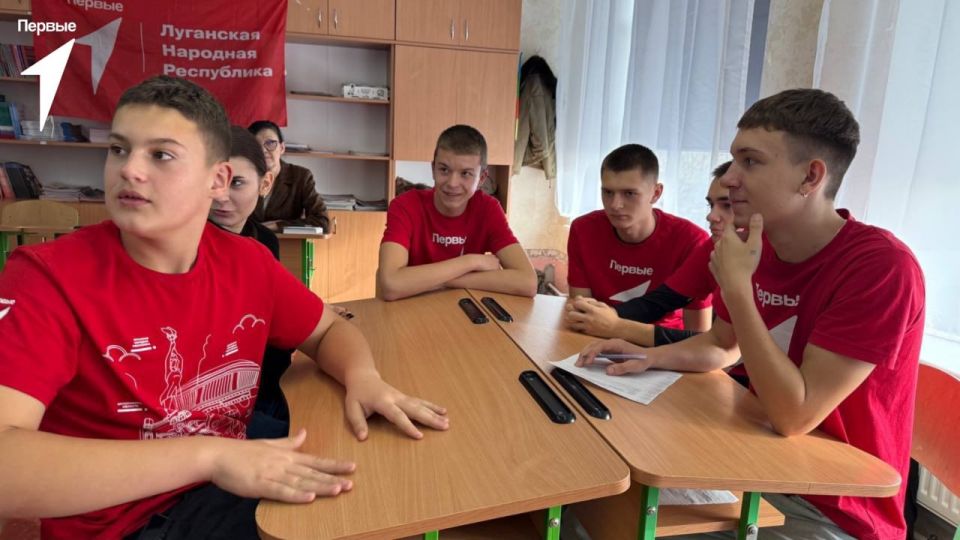 Первые в праве. В преддверии Всемирного дня ребёнка активисты Движения Первых Меловской средней школы приняли участие в интеллектуальной викторине «Мои права и обязанности» Первые в праве. В преддверии Всемирного дня ребёнка активисты Движения Первых Меловской средней школы приняли участие в интеллектуальной викторине «Мои права и обязанности»