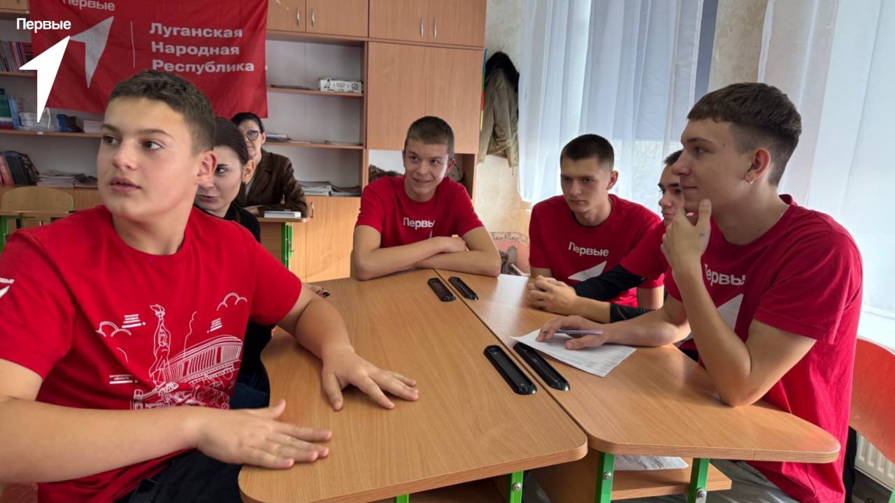 Первые в праве. В преддверии Всемирного дня ребёнка активисты Движения Первых Меловской средней школы приняли участие в интеллектуальной викторине «Мои права и обязанности» Первые в праве. В преддверии Всемирного дня ребёнка активисты Движения Первых Меловской средней школы приняли участие в интеллектуальной викторине «Мои права и обязанности»