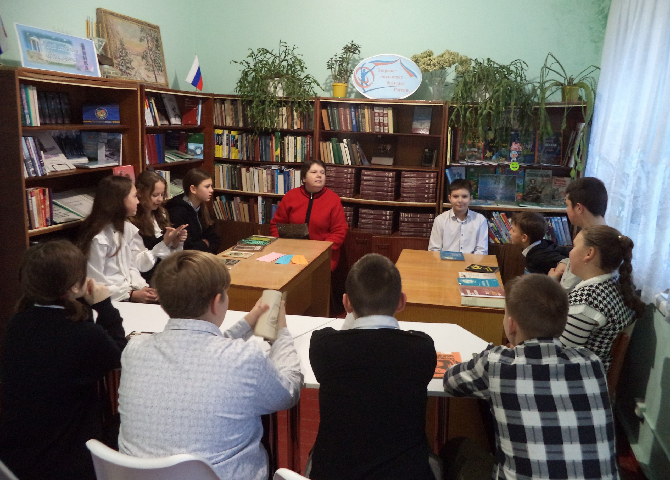 Библиотека-филиал № 1 пригласила подростков принять участие в дискуссионных качелях «Маскарад вредных привычек»