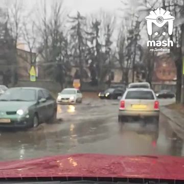 Сначала Луганск поплыл из-за дождя, а теперь затопленные улицы встали в пробку