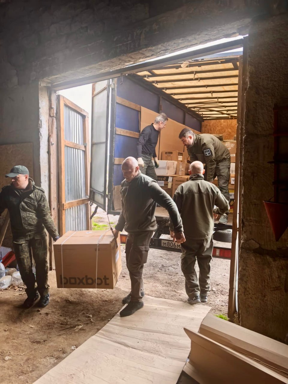 Сотрудники Росприроднадзора передали оборудование и вещи общим весом около 3 тонн военнослужащим Ленинградского военного округа группировки войск «Север» в Луганской Народной Республике Сотрудники Росприроднадзора передали оборудование и вещи общим весом около 3 тонн военнослужащим Ленинградского военного округа группировки войск «Север» в Луганской Народной Республике