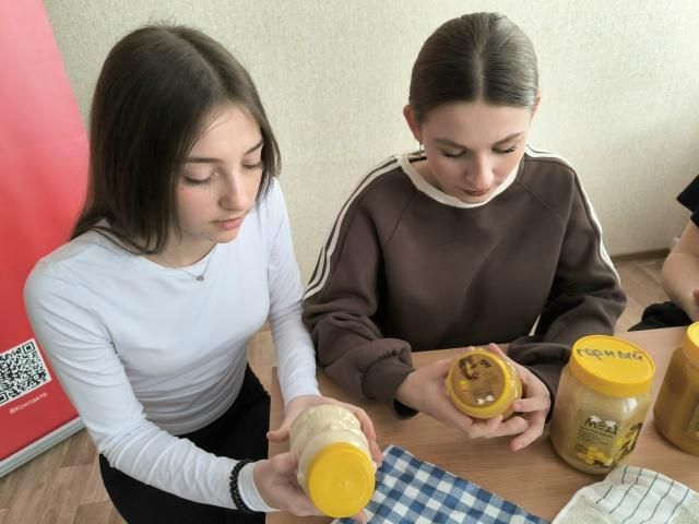 Пасечники передали Алтайский мед школьникам в ЛНР Пасечники передали Алтайский мед школьникам в ЛНР