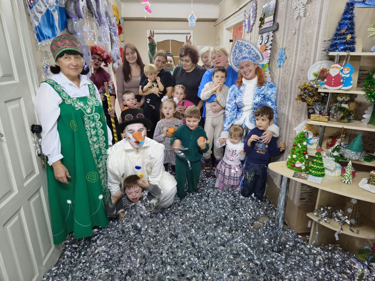 В алчевском отделении Республиканского центра социальной реабилитации детей «Возрождение» открылась резиденция Деда Мороза В алчевском отделении Республиканского центра социальной реабилитации детей «Возрождение» открылась резиденция Деда Мороза