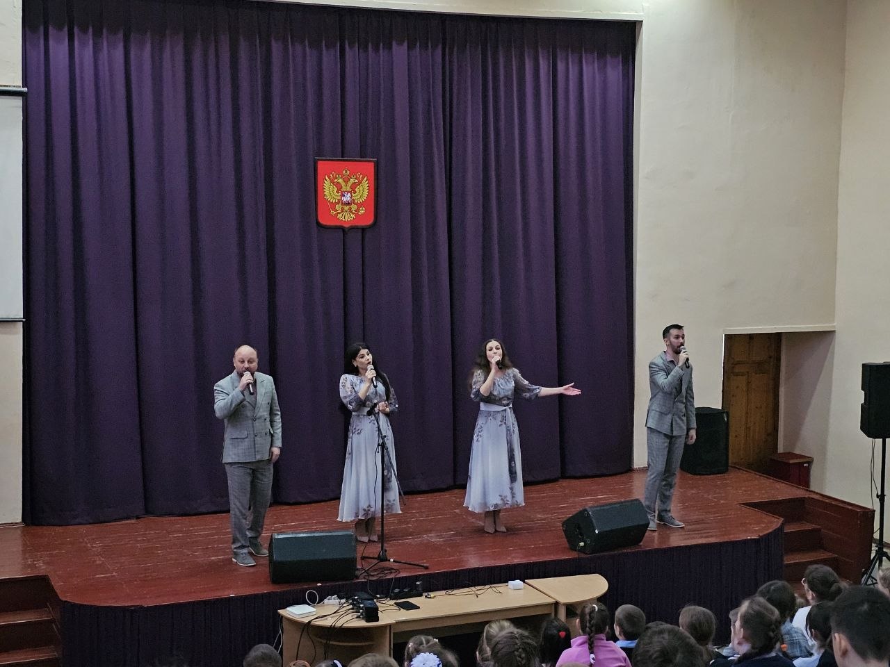 Яркие краски детства и мелодии мужества: в луганской школе №41 прошел концерт Луганской академической филармонии Яркие краски детства и мелодии мужества: в луганской школе №41 прошел концерт Луганской академической филармонии