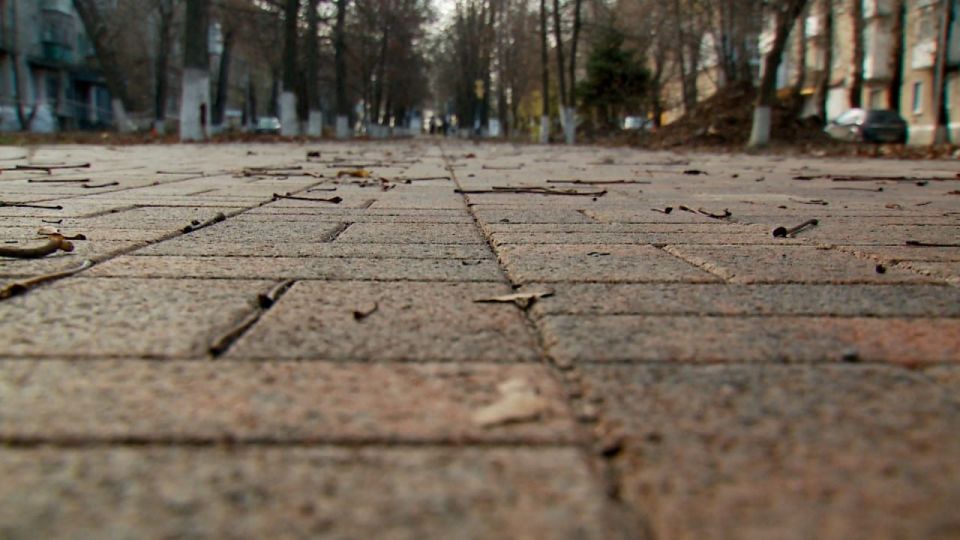 В г. Молодогвардейске полностью завершена укладка брусчатки на аллее, расположенной в центре города, вдоль улицы Ленина В г. Молодогвардейске полностью завершена укладка брусчатки на аллее, расположенной в центре города, вдоль улицы Ленина