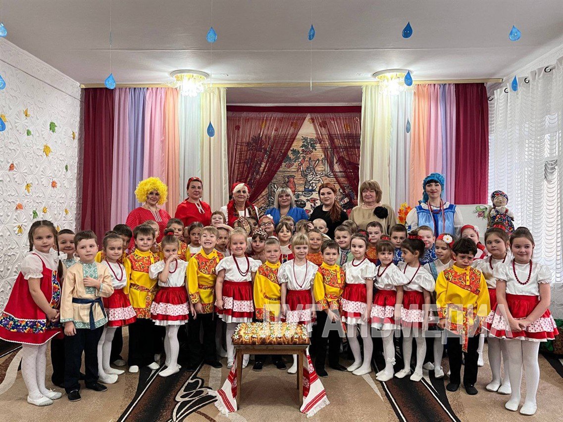 В детском саду Красного Луча прошел фольклорный праздник «Осенние посиделки с домовёнком Кузькой» В детском саду Красного Луча прошел фольклорный праздник «Осенние посиделки с домовёнком Кузькой»