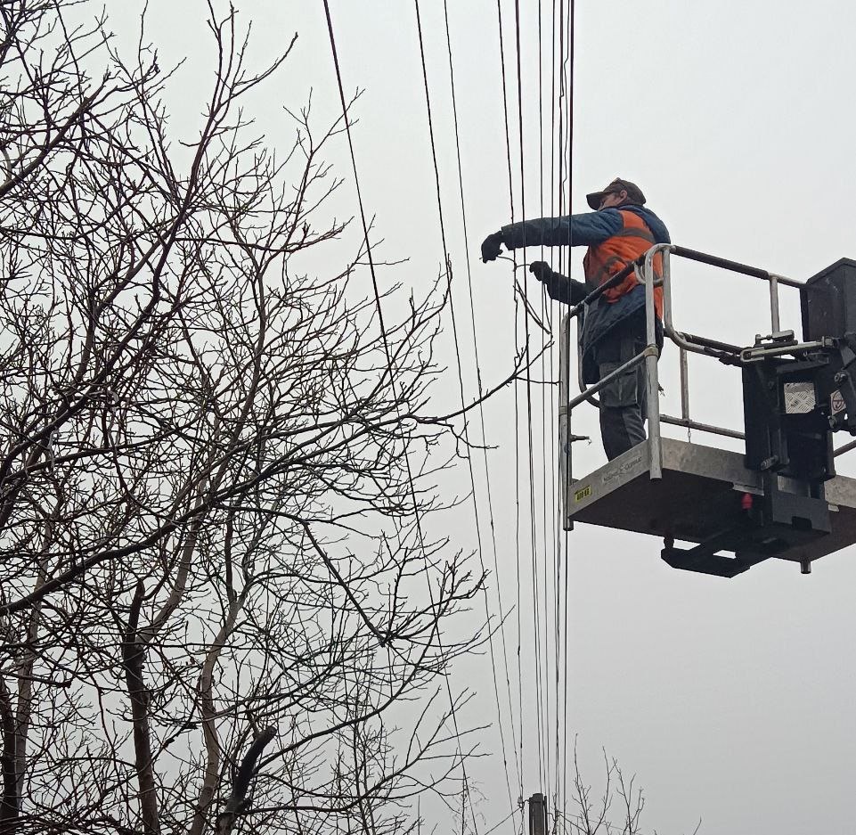 Коммунальные службы проводят работы на территории города Коммунальные службы проводят работы на территории города