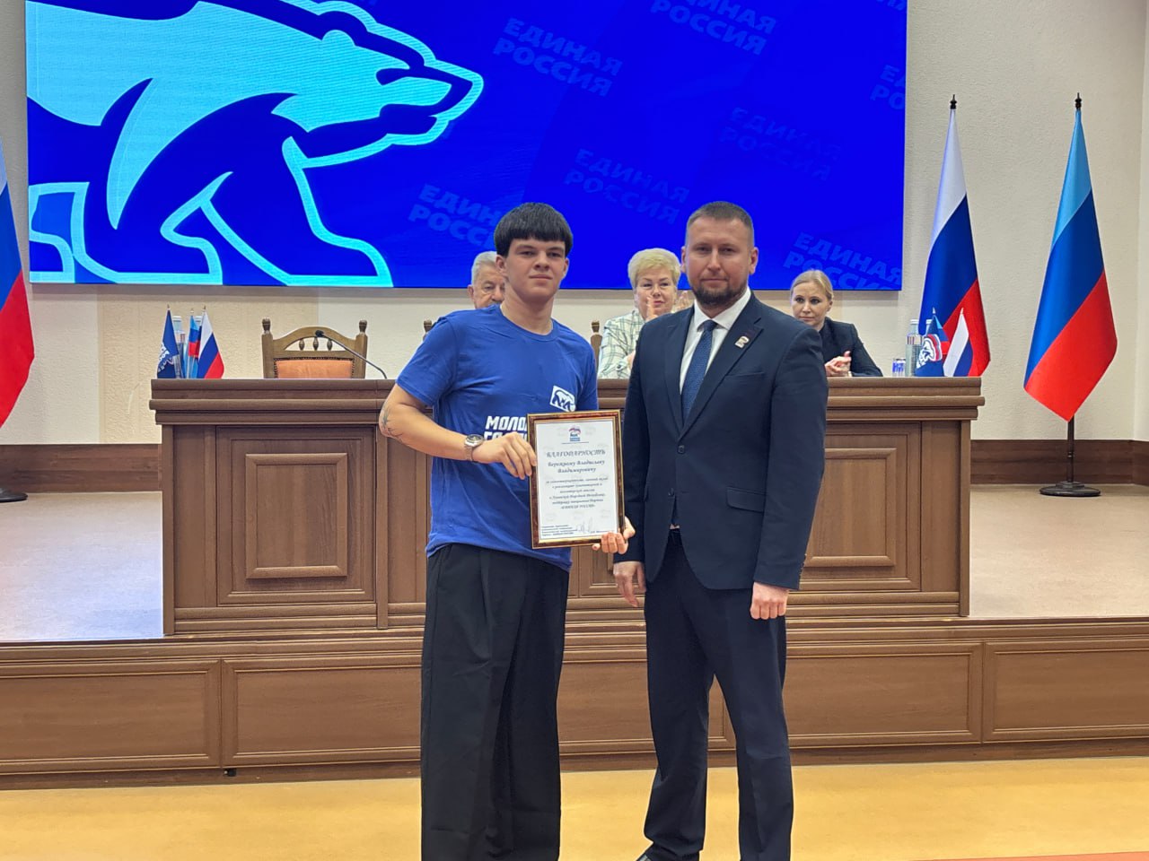 В Луганске наградили волонтёров «Молодой Гвардии Единой России» за вклад в реализацию гуммиссии В Луганске наградили волонтёров «Молодой Гвардии Единой России» за вклад в реализацию гуммиссии