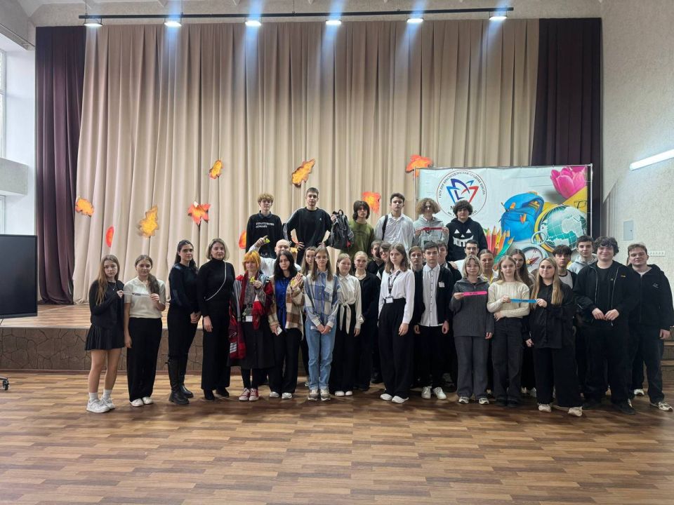 В Краснодоне сотрудники ГИБДД совместно с представителем автошколы им. Давыдова провели профилактическую лекцию для учащихся ГБОУ ЛНР «КСШ № 4»