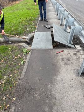 На автодороге граница ДНР – Антрацит провели работы по очистке дорожного полотна и водоотводных лотков