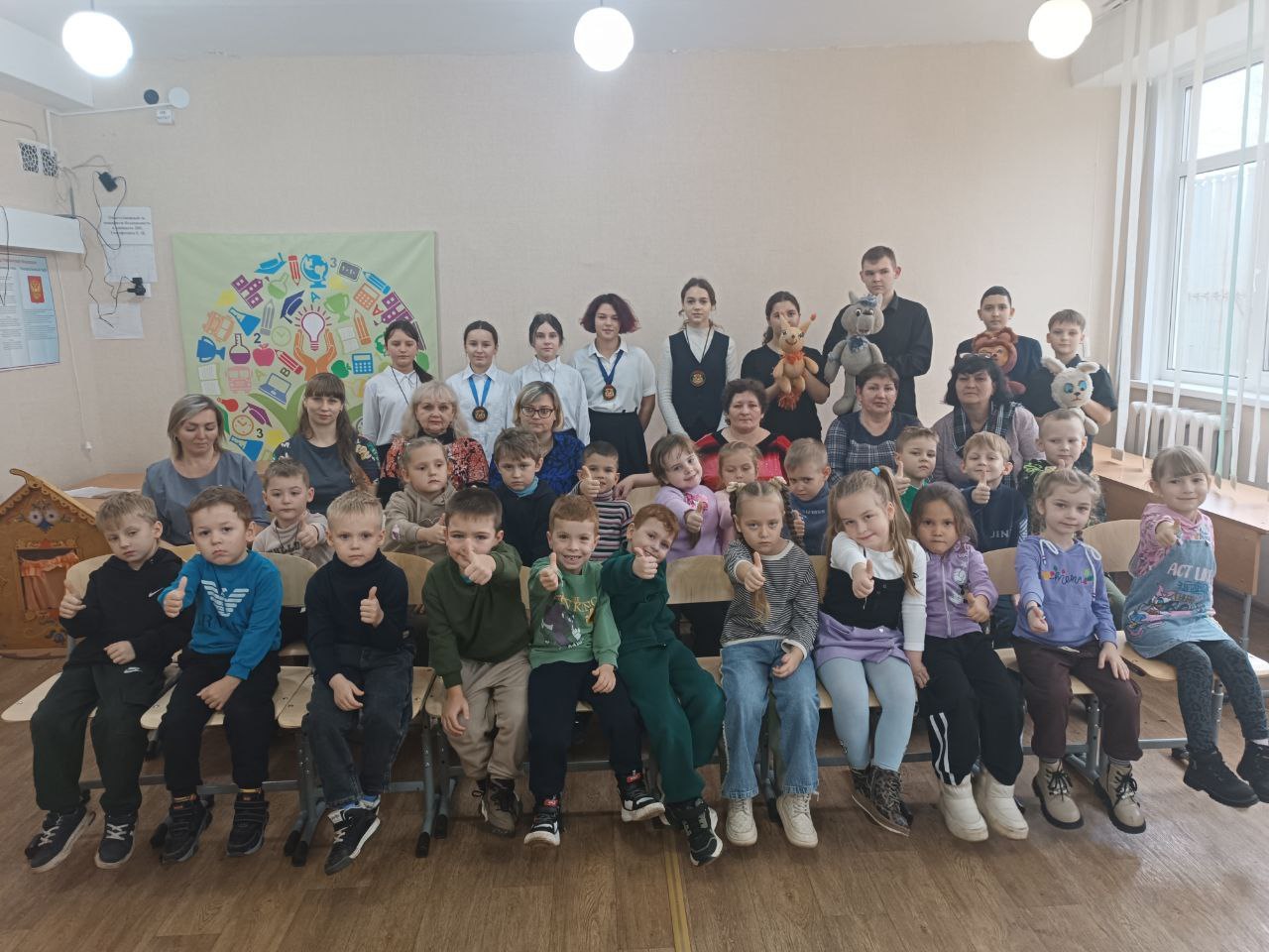 В Брянковской средней школе № 9 состоялась замечательная творческая встреча юных театралов и маленьких зрителей В Брянковской средней школе № 9 состоялась замечательная творческая встреча юных театралов и маленьких зрителей