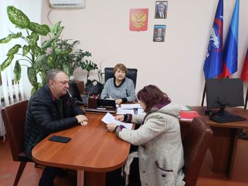 Елена Рахмукова: Сегодня совместно с депутатом Совета Антрацитовского МО Александром Линьковым провели приём граждан