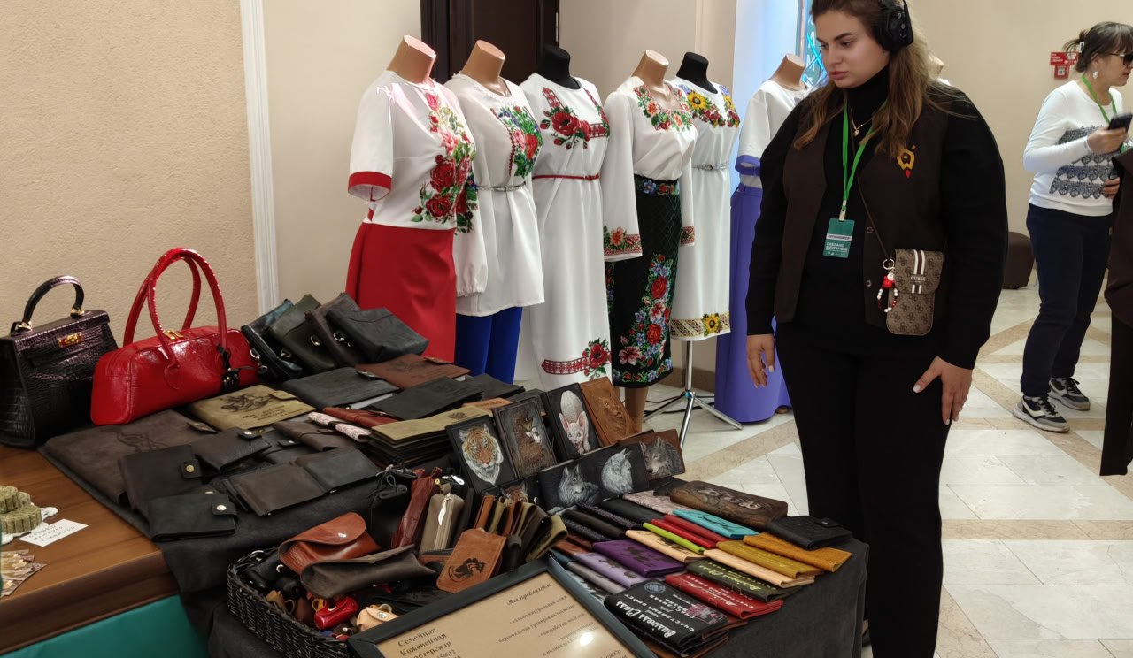 В Луганске прошла ярмарка локальных брендов В Луганске прошла ярмарка локальных брендов