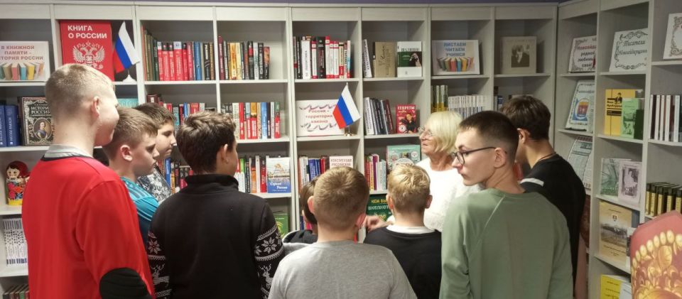 В Новоайдарской библиотеке прошел литературный обзор «Все краски детства» В Новоайдарской библиотеке прошел литературный обзор «Все краски детства»