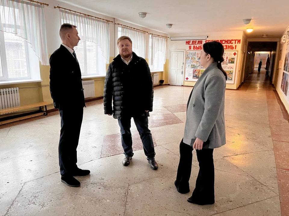 Иван Кусов проверил состояние школ Алчевска