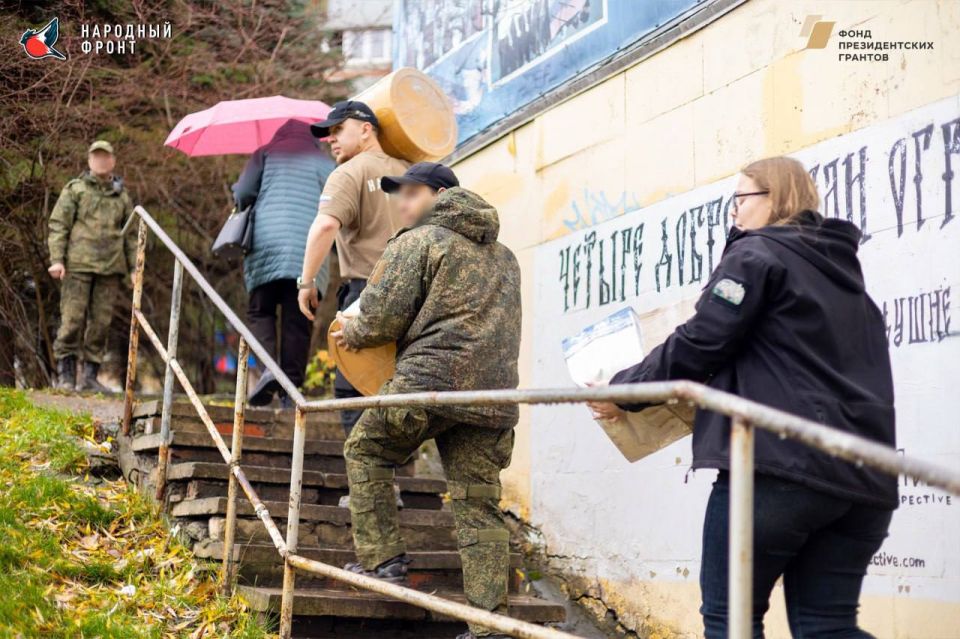 Гум.помощь на фронт!. Молодёжка НФ передала гуманитарную помощь нашим военным Дождевики; Гум.помощь на фронт!. Молодёжка НФ передала гуманитарную помощь нашим военным Дождевики;