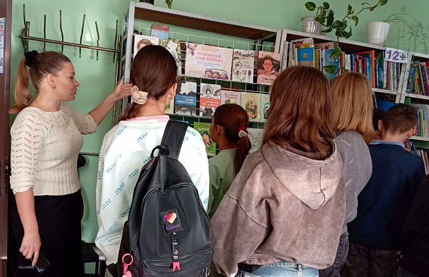 В Новоайдарской библиотеке прошел литературный обзор «Все краски детства» В Новоайдарской библиотеке прошел литературный обзор «Все краски детства»