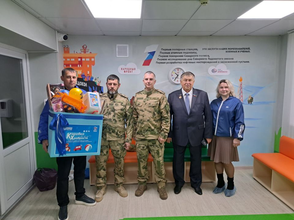 Единороссы передали игрушки пациентам детских больниц Свердловска Единороссы передали игрушки пациентам детских больниц Свердловска