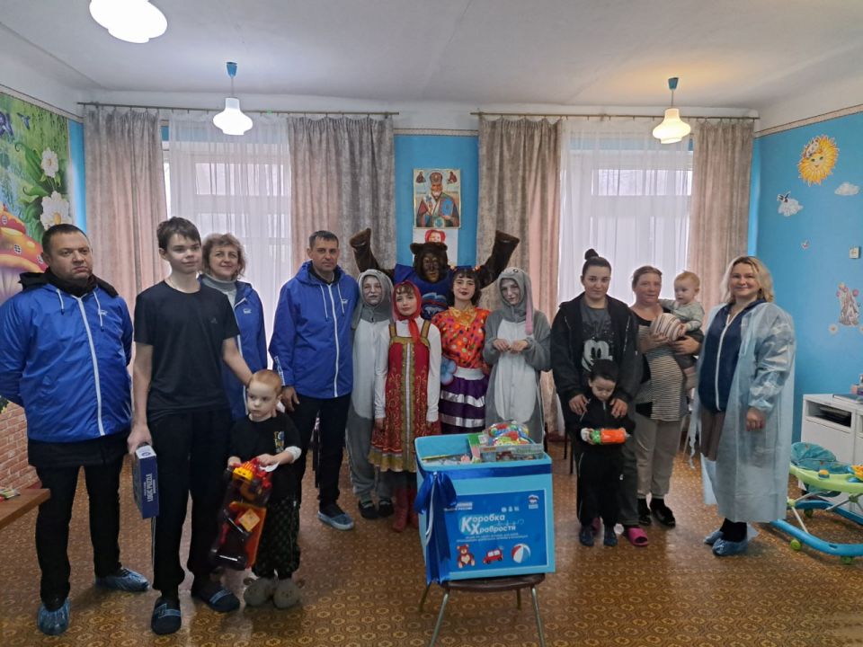 Единороссы передали игрушки пациентам детских больниц Свердловска Единороссы передали игрушки пациентам детских больниц Свердловска