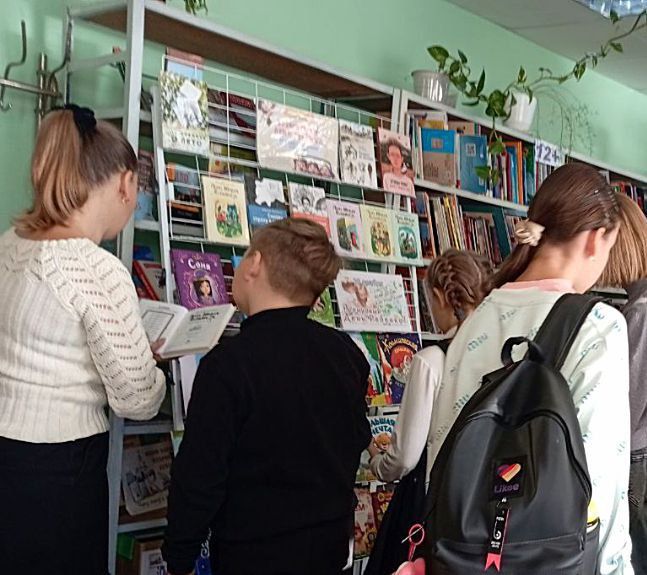 В Новоайдарской библиотеке прошел литературный обзор «Все краски детства» В Новоайдарской библиотеке прошел литературный обзор «Все краски детства»