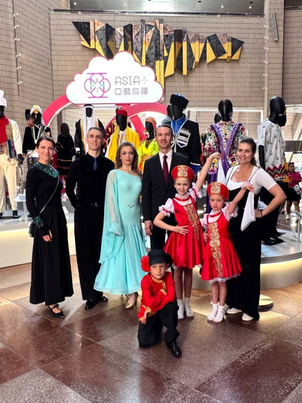 16 ноября 2025 года Генеральный консул России в Гонконге Анатолий Каргаполов принял участие в официальной церемонии открытия программы «Азиатские этнические культурные выступления+» в рамках многонационального Фестиваля... 16 ноября 2025 года Генеральный консул России в Гонконге Анатолий Каргаполов принял участие в официальной церемонии открытия программы «Азиатские этнические культурные выступления+» в рамках многонационального Фестиваля...