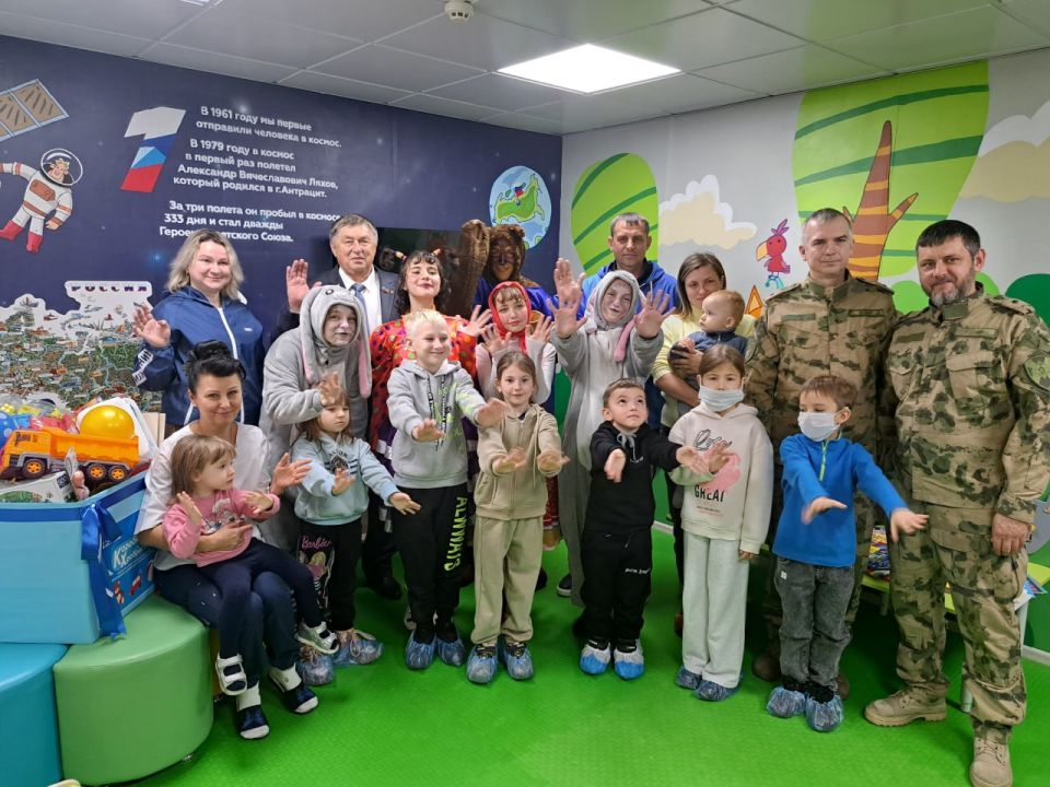Единороссы передали игрушки пациентам детских больниц Свердловска Единороссы передали игрушки пациентам детских больниц Свердловска