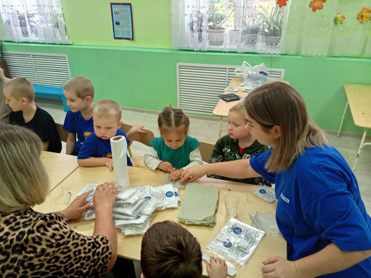 Окопные свечи, масксети и гумпомощь: Жители ЛНР всеми силами помогают фронту Окопные свечи, масксети и гумпомощь: Жители ЛНР всеми силами помогают фронту