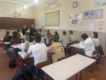 111111Краснолучские правоохранители пообщались со старшеклассниками в рамках Всероссийского дня правовой помощи детям