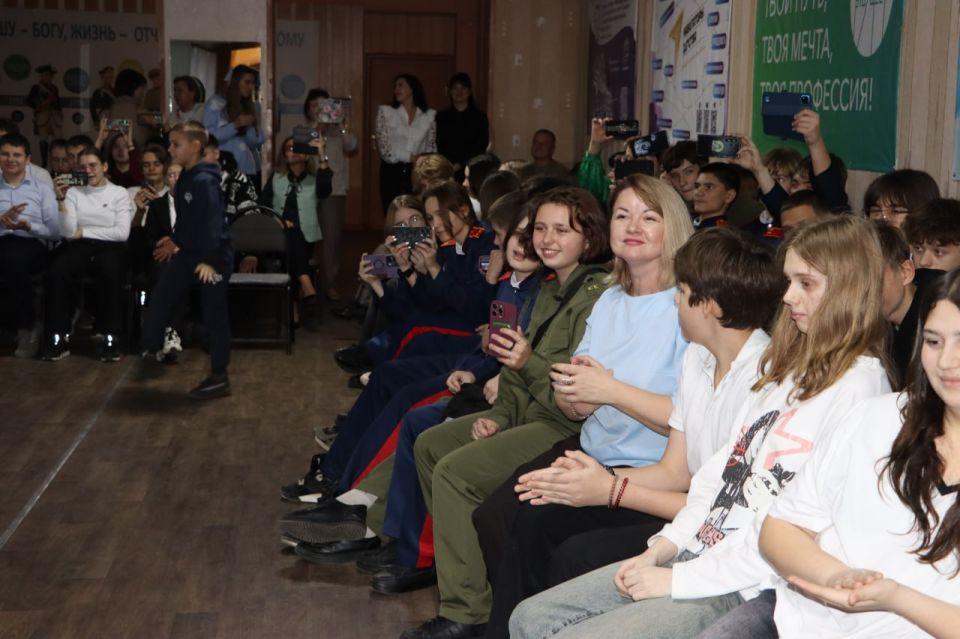Вчера Стахановская средняя школа № 18 принимала особенных гостей из Москвы Вчера Стахановская средняя школа № 18 принимала особенных гостей из Москвы