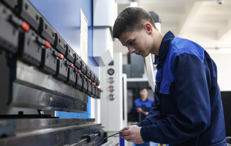 Девятиклассники, не сдавшие ГИА, смогут бесплатно обучиться профессии рабочего или служащего