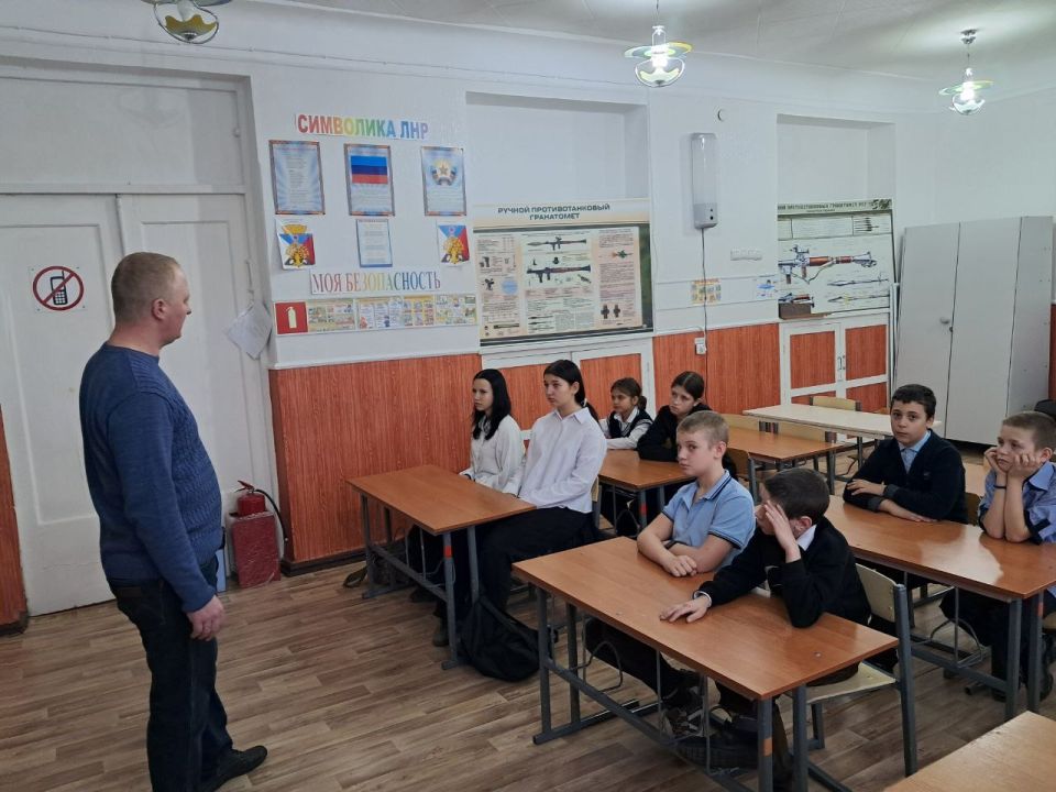 В Ровеньковской гимназии имени писателя Н. Трублаини состоялась важная профилактическая беседа с учащимися В Ровеньковской гимназии имени писателя Н. Трублаини состоялась важная профилактическая беседа с учащимися