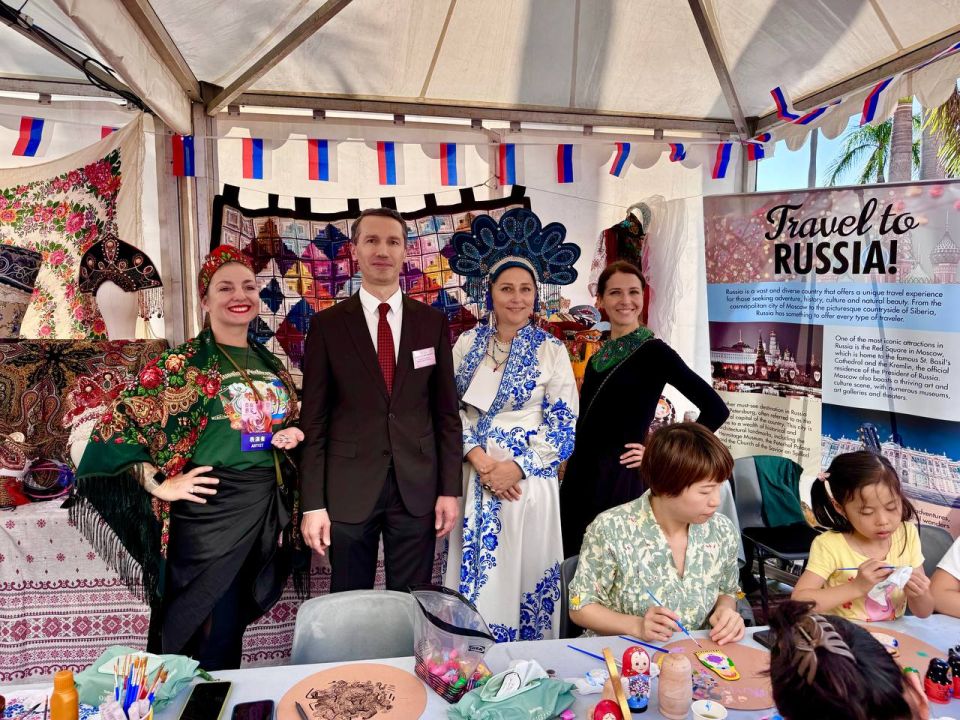 16 ноября 2025 года Генеральный консул России в Гонконге Анатолий Каргаполов принял участие в официальной церемонии открытия программы «Азиатские этнические культурные выступления+» в рамках многонационального Фестиваля... 16 ноября 2025 года Генеральный консул России в Гонконге Анатолий Каргаполов принял участие в официальной церемонии открытия программы «Азиатские этнические культурные выступления+» в рамках многонационального Фестиваля...