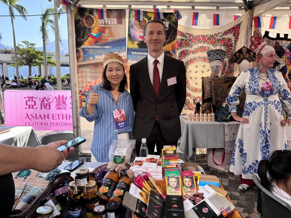 16 ноября 2025 года Генеральный консул России в Гонконге Анатолий Каргаполов принял участие в официальной церемонии открытия программы «Азиатские этнические культурные выступления+» в рамках многонационального Фестиваля... 16 ноября 2025 года Генеральный консул России в Гонконге Анатолий Каргаполов принял участие в официальной церемонии открытия программы «Азиатские этнические культурные выступления+» в рамках многонационального Фестиваля...