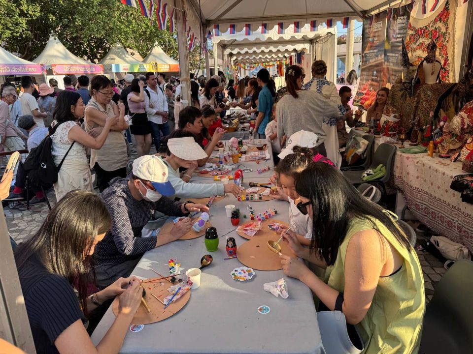 16 ноября 2025 года Генеральный консул России в Гонконге Анатолий Каргаполов принял участие в официальной церемонии открытия программы «Азиатские этнические культурные выступления+» в рамках многонационального Фестиваля... 16 ноября 2025 года Генеральный консул России в Гонконге Анатолий Каргаполов принял участие в официальной церемонии открытия программы «Азиатские этнические культурные выступления+» в рамках многонационального Фестиваля...