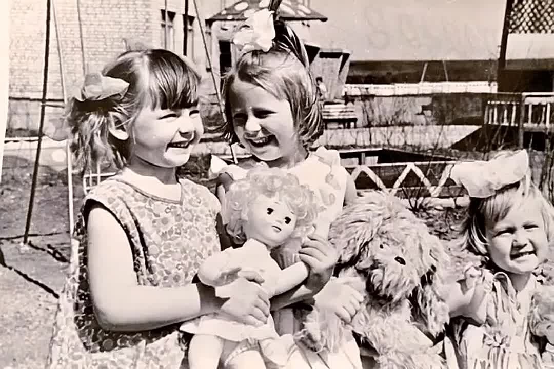 Анна Тодорова: Сегодня, во Всемирный день ребёнка, хочется ненадолго вернуться в детство — своё или родительское, ведь у каждой эпохи своя неповторимая атмосфера