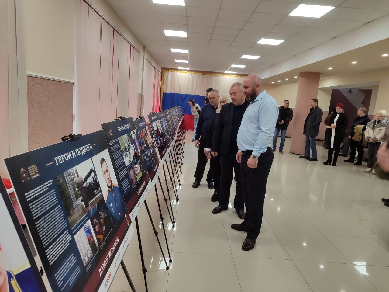 Выставка «Герои и подвиги: Мои земляки – Герои России» побывала в Кировске и Кременной Выставка «Герои и подвиги: Мои земляки – Герои России» побывала в Кировске и Кременной