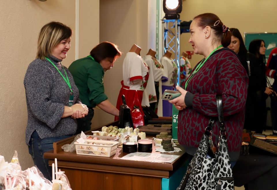 Город мастеров. Локальные бренды меняют экономику Ярмарка-форум «Сделано в Луганске», прошедшая 20 ноября в столице республики, собрала десятки местных брендов и мастеров, превратив Дворец культуры имени Ленина в... Город мастеров. Локальные бренды меняют экономику Ярмарка-форум «Сделано в Луганске», прошедшая 20 ноября в столице республики, собрала десятки местных брендов и мастеров, превратив Дворец культуры имени Ленина в...