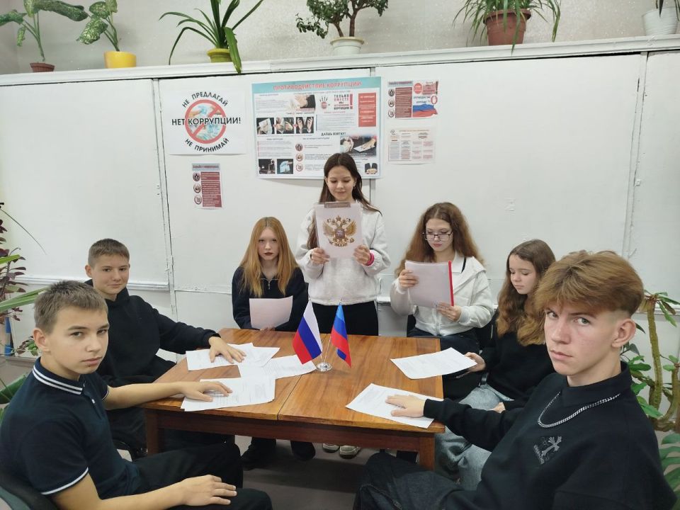 В Ровеньковской школе № 6 им. О.В. Анащенко для учащихся 9 класса прошел круглый стол на тему "Вместе против коррупции" В Ровеньковской школе № 6 им. О.В. Анащенко для учащихся 9 класса прошел круглый стол на тему "Вместе против коррупции"