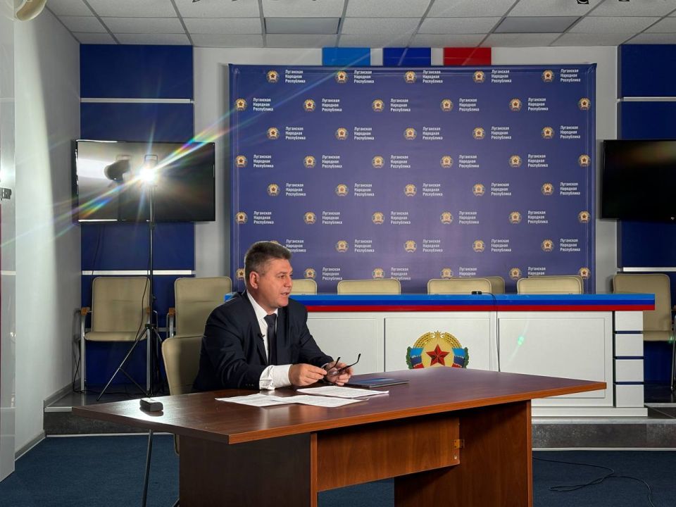 Сегодня Глава Станично-Луганского муниципального округа Альберт Зинченко побывал в пресс-центре Администрации Главы Луганской Народной Республики и ответил в прямом эфире на вопросы граждан