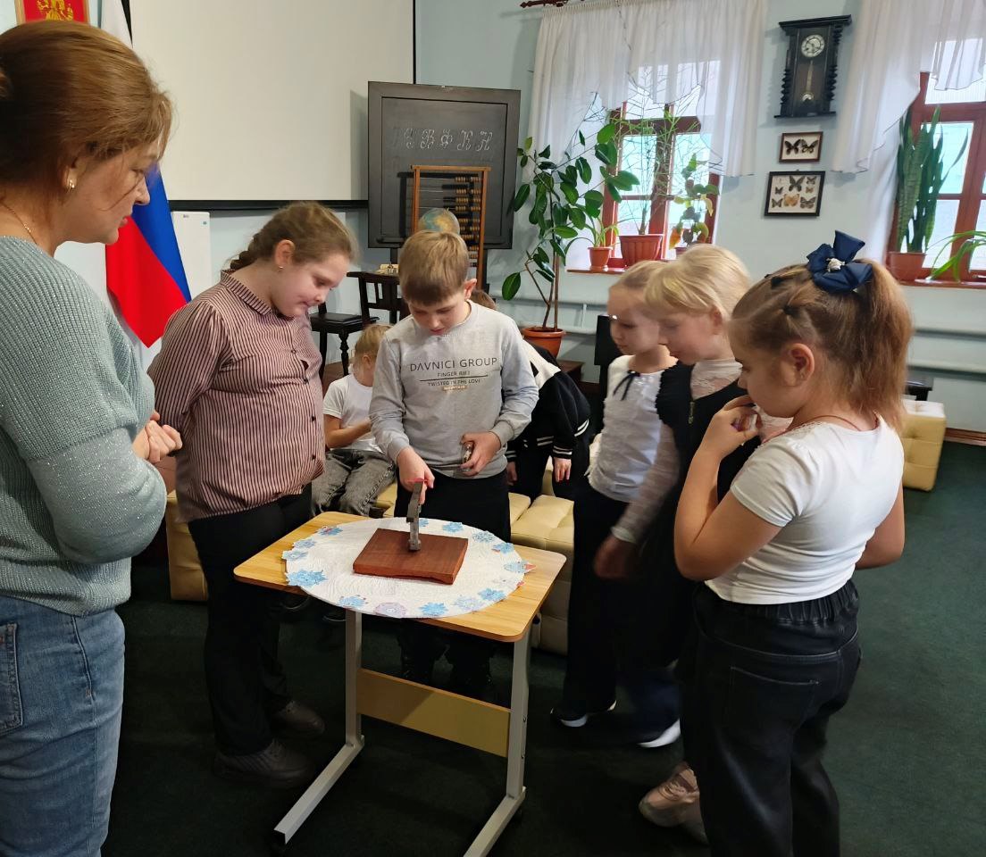 В мемориальном музее Б.Д. Гринченко прошел квест «Подарок Деда Мороза» для учащихся Алексеевской гимназии В мемориальном музее Б.Д. Гринченко прошел квест «Подарок Деда Мороза» для учащихся Алексеевской гимназии