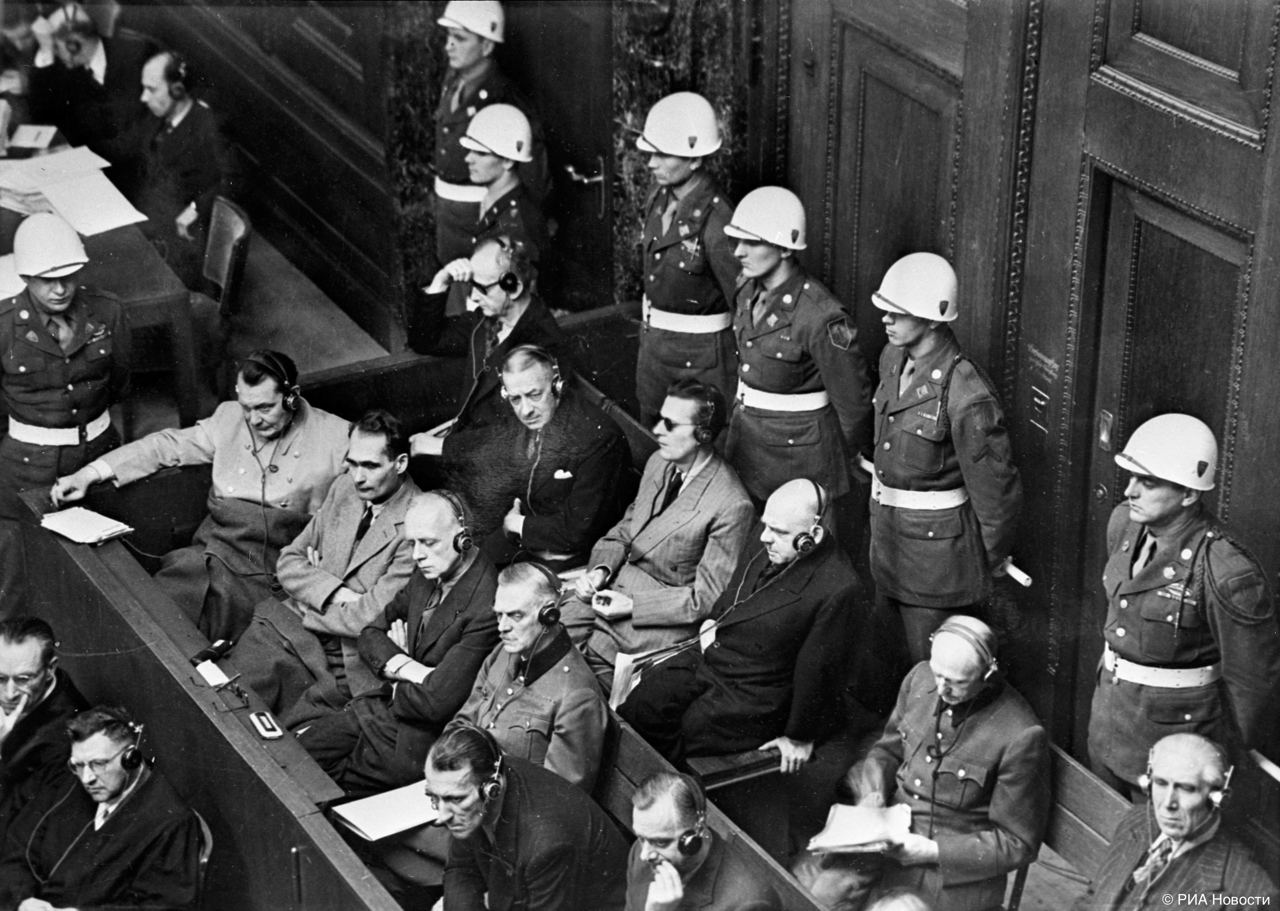 20 ноября 1945 года в Нюрнберге начался первый международный судебный процесс над главными военными преступниками Третьего рейха 20 ноября 1945 года в Нюрнберге начался первый международный судебный процесс над главными военными преступниками Третьего рейха