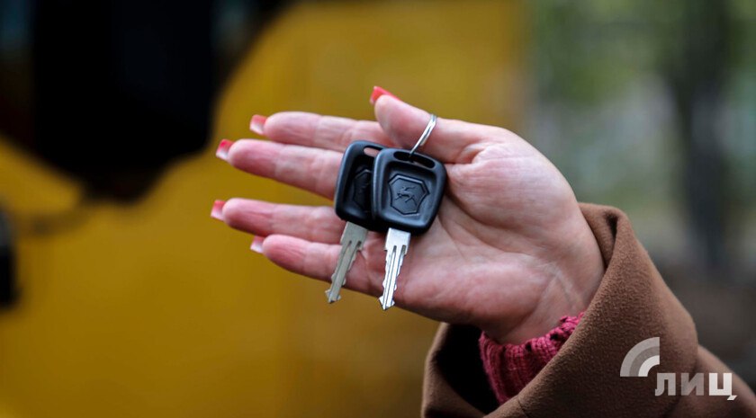 Две женщины наряду с мужчинами работают водителями автобуса в Луганскгортрансе