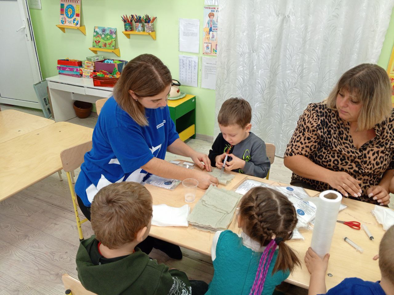 Окопные свечи, масксети и гумпомощь: Жители ЛНР всеми силами помогают фронту Окопные свечи, масксети и гумпомощь: Жители ЛНР всеми силами помогают фронту